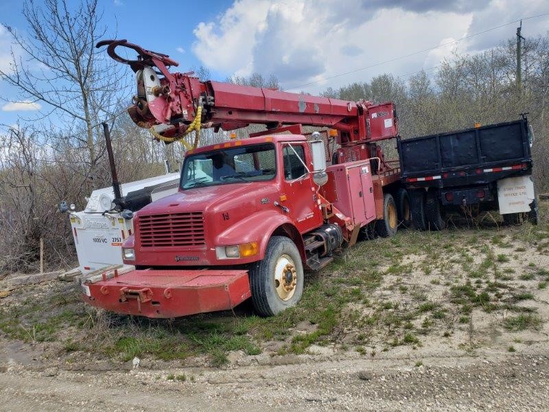  2000 International 4900 6x4 at Conquest Equipment Manitoba