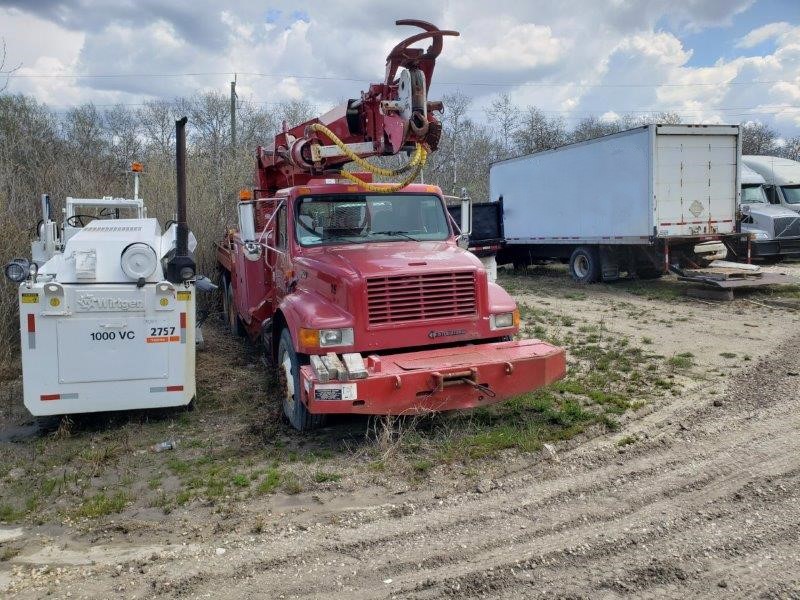  2000 International 4900 6x4 at Conquest Equipment Manitoba