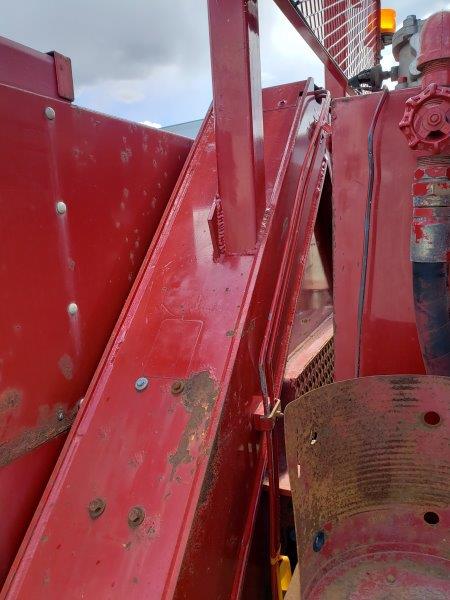  2000 International 4900 6x4 at Conquest Equipment Manitoba