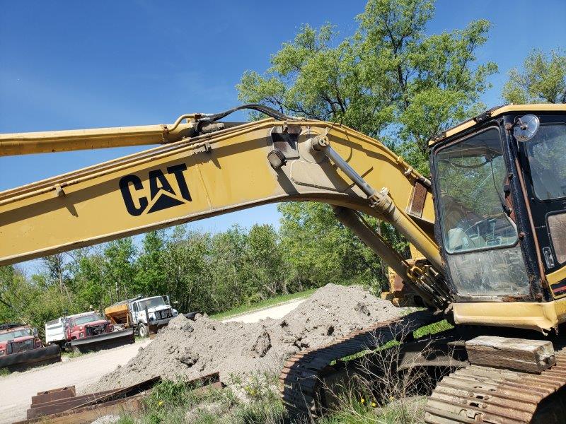  1994 CAT 320 L at Conquest Equipment Manitoba