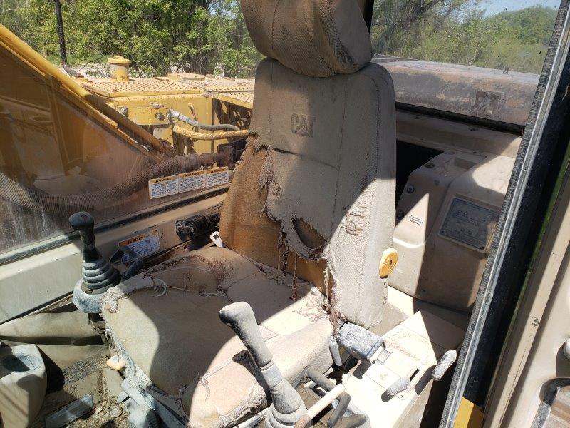  1994 CAT 320 L at Conquest Equipment Manitoba