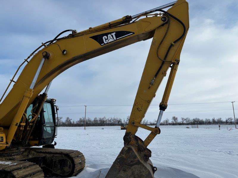  2004 CAT 330C L at Conquest Equipment Saskatchewan