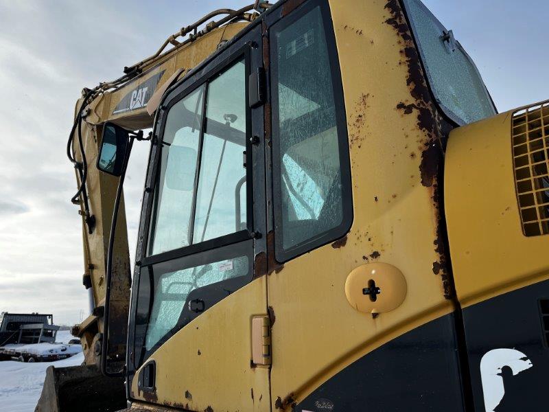  2004 CAT 330C L at Conquest Equipment Saskatchewan