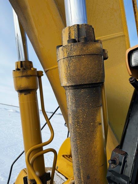  2004 CAT 330C L at Conquest Equipment Saskatchewan