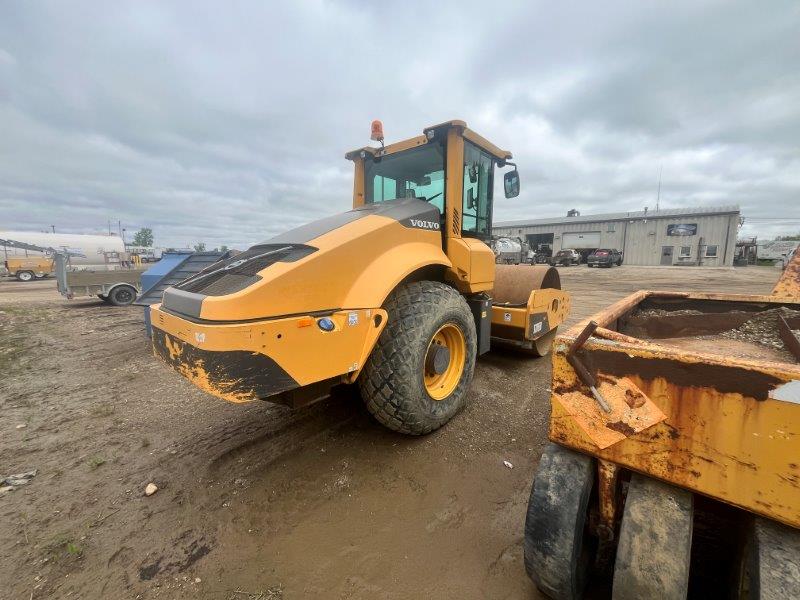  2016 VOLVO SD115B at Conquest Equipment Manitoba