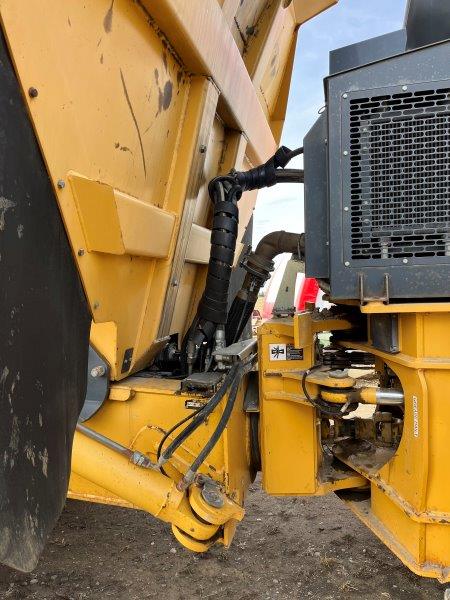  2011 DEERE 400D II at Conquest Equipment Saskatchewan