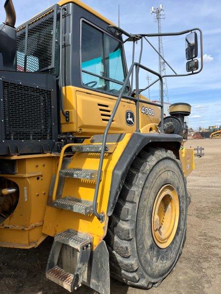  2011 DEERE 400D II at Conquest Equipment Saskatchewan