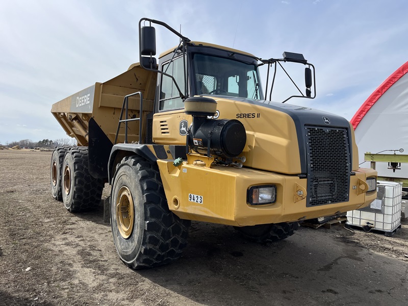  2011 DEERE 400D II at Conquest Equipment Saskatchewan