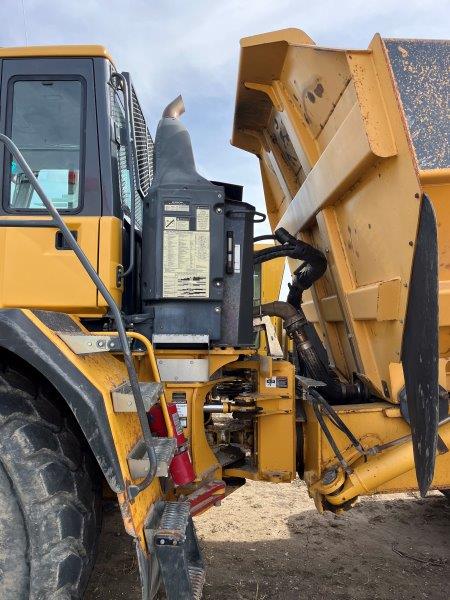  2011 DEERE 400D II at Conquest Equipment Saskatchewan