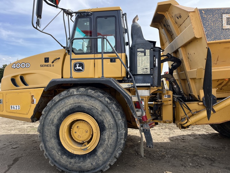  2011 DEERE 400D II at Conquest Equipment Saskatchewan