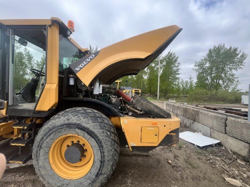  2016 VOLVO SD115B at Conquest Equipment Manitoba