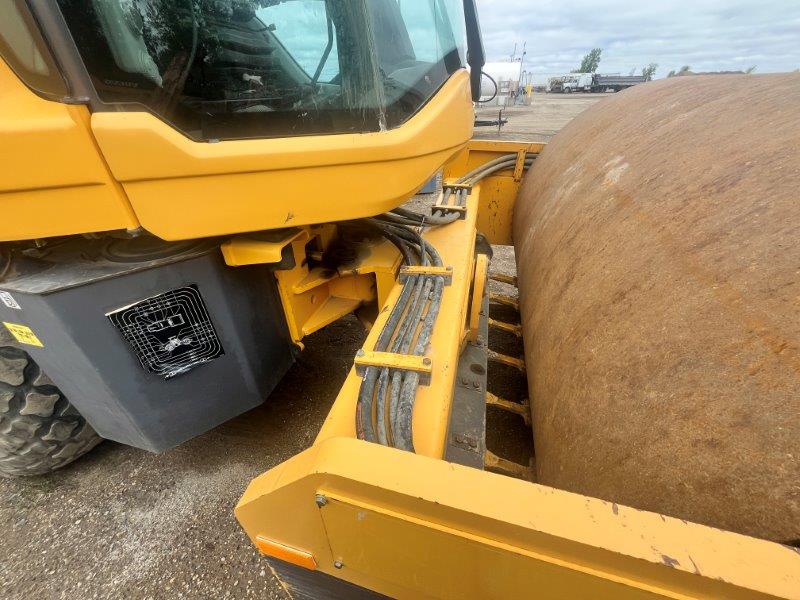  2016 VOLVO SD115B at Conquest Equipment Manitoba