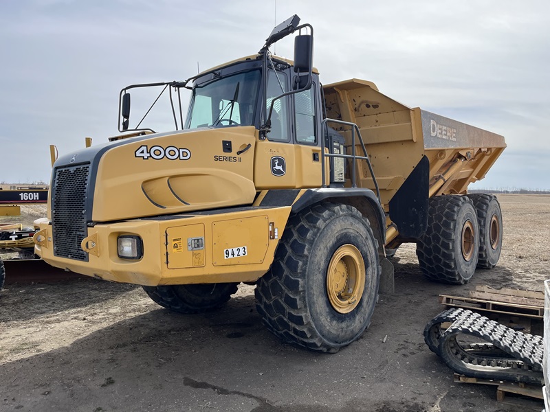  2011 DEERE 400D II at Conquest Equipment Saskatchewan