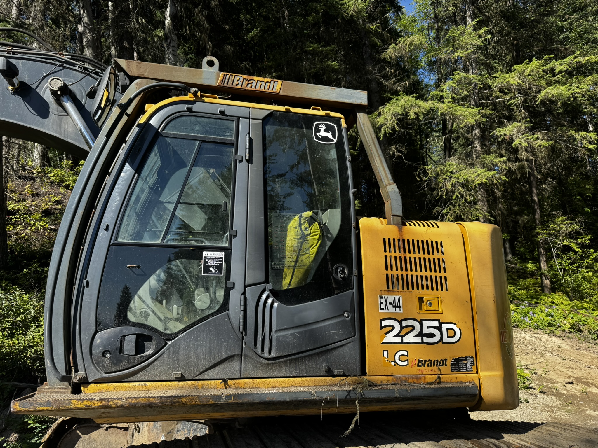  2012 DEERE 225/Thumb at Conquest Equipment British Columbia