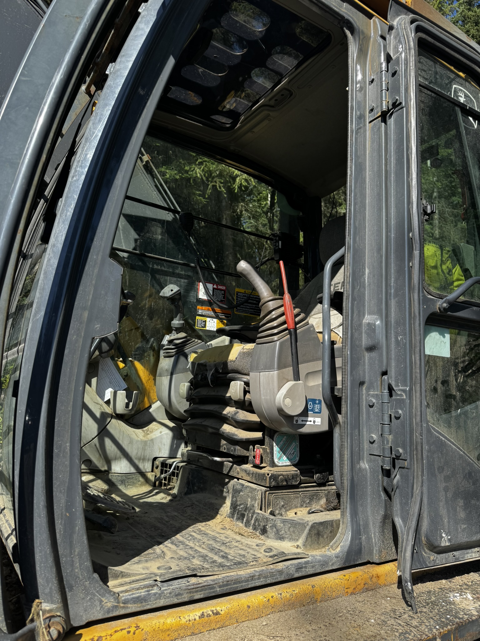  2012 DEERE 225/Thumb at Conquest Equipment British Columbia