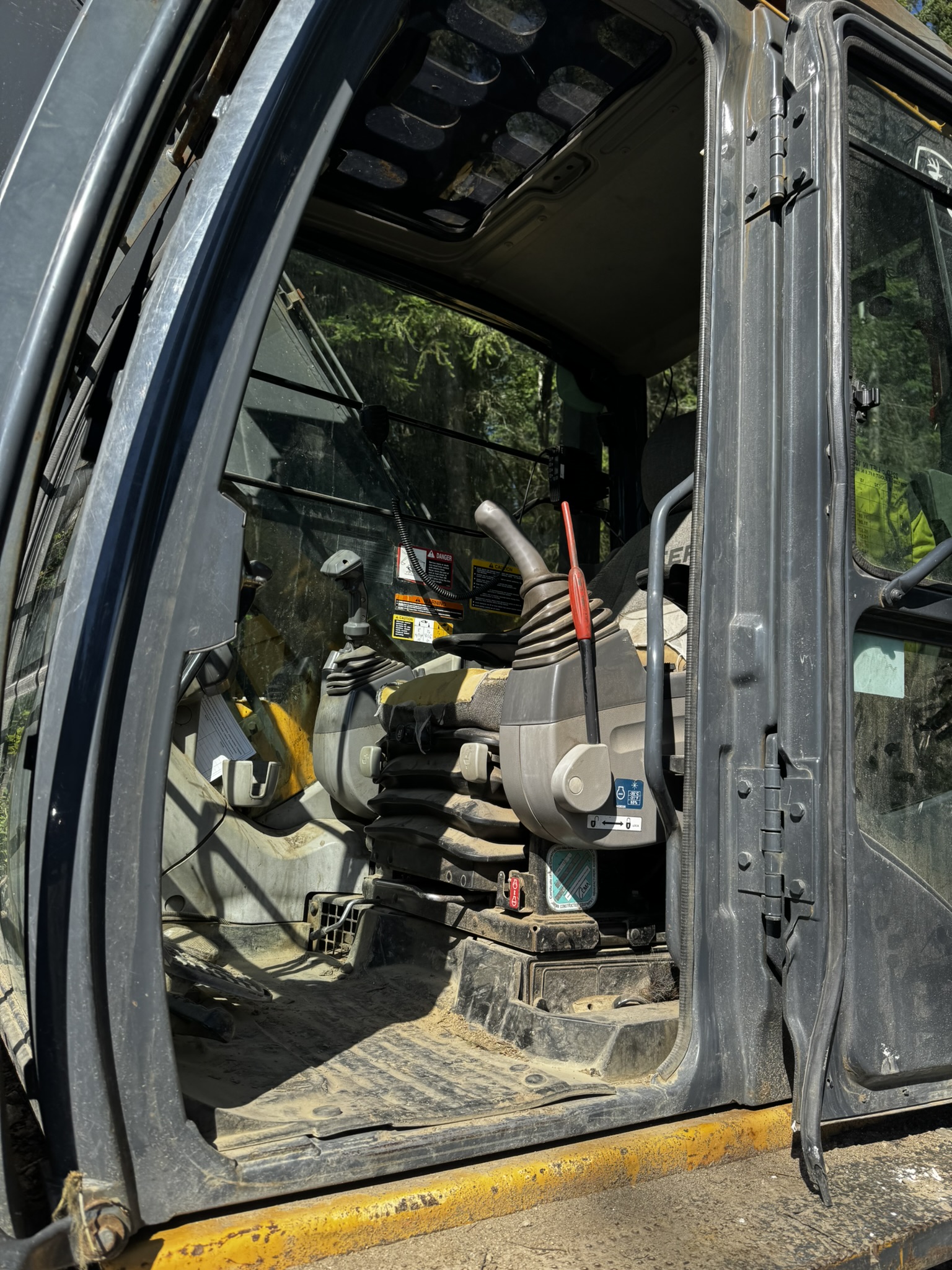  2012 DEERE 225/Thumb at Conquest Equipment British Columbia