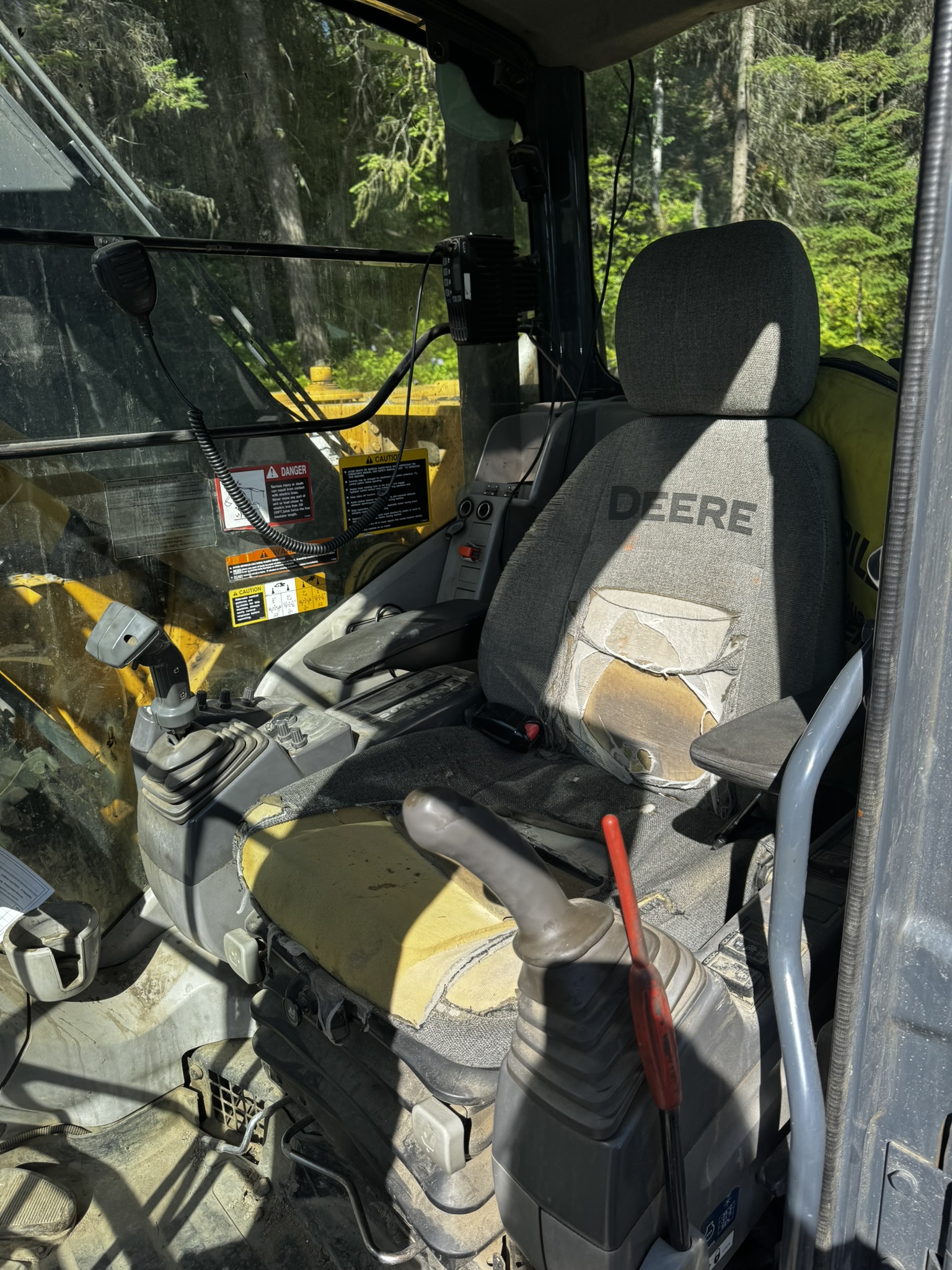  2012 DEERE 225/Thumb at Conquest Equipment British Columbia