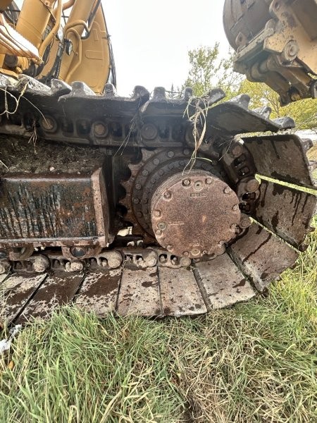  1998 DEERE 270LC at Conquest Equipment Saskatchewan