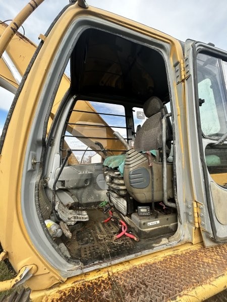  1998 DEERE 270LC at Conquest Equipment Saskatchewan