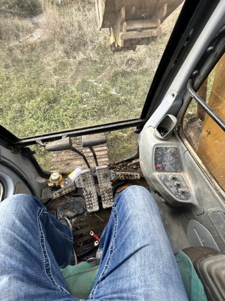  1998 DEERE 270LC at Conquest Equipment Saskatchewan