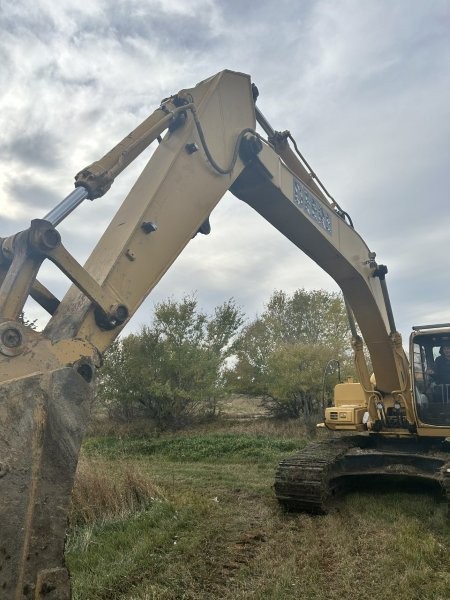 1998 DEERE 270LC at Conquest Equipment Saskatchewan