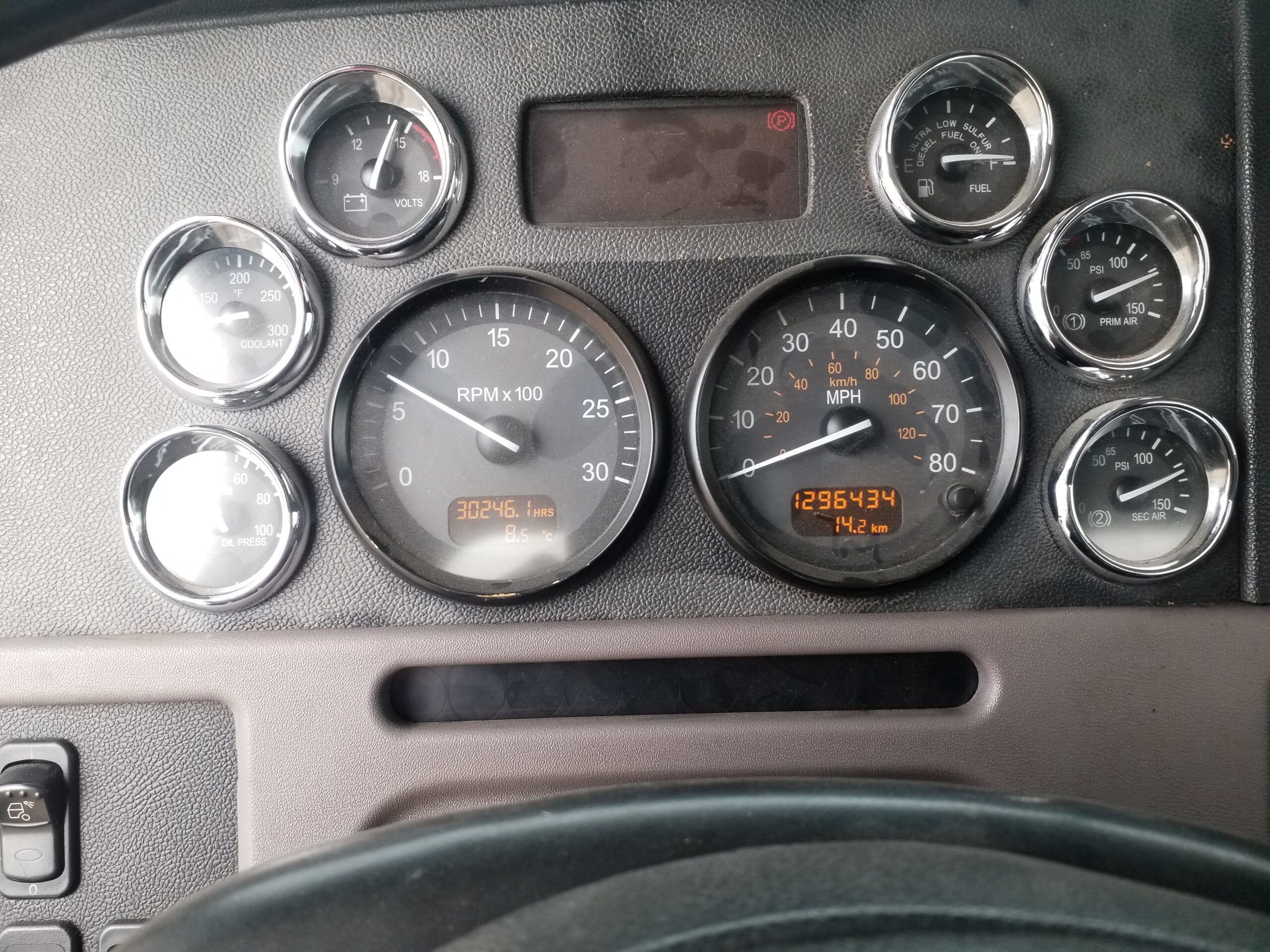  2010 Peterbilt 384 384 at Conquest Equipment Saskatchewan