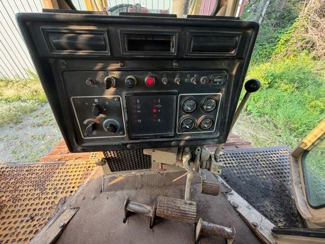  1998 CAT D8R at Conquest Equipment Manitoba