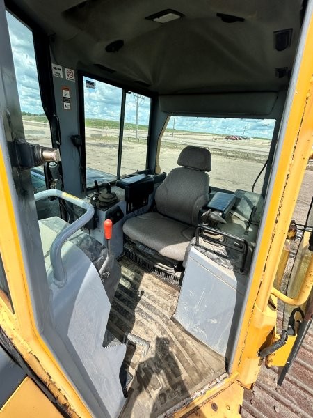  2003 DEERE 700H at Conquest Equipment Saskatchewan